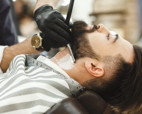 beard-trim-with-razor
